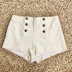 The perfect white summer short!